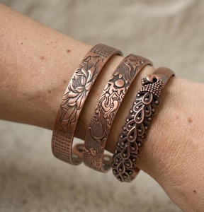 Elegante Brazalete Abierto de Cobre con Acabado de Loto, Fénix y Pavo Real, Joyería Metálica de Moda con Diseño Exquisito - Product Image 1
