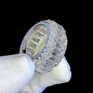 แหวนแต่งงานเพชรโมอิสซาไนต์ทรงกลมและทรงมรกตแบบ Iced Out สไตล์ฮิปฮอปสำหรับผู้ชาย ทำจากเงินแท้ 925 เหมาะสำหรับเป็นของขวัญวันครบรอบ - Product Image 4