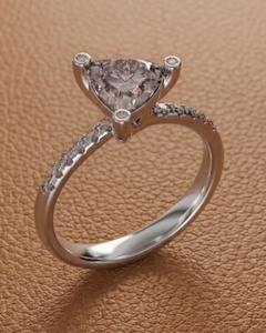 Anillo de Moissanita de 2 Quilates con Corte Trillón, Plata 925 Original con Baño de Oro, Estilo Único y Elegante, Joyería Clásica para Ella - Product Image 6