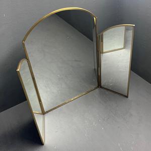 Espejo decorativo de mesa con diseño plegable, forma única y acabado en latón. - Product Image 5