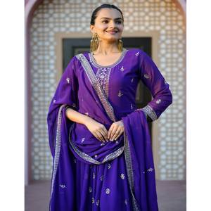 Robe traditionnelle chinoise de créateur brodée avec des broderies de sequins - Product Image 4