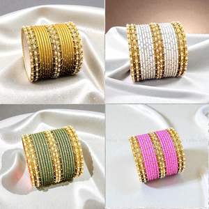 ชุดกำไลข้อมือเจ้าสาวชุบทองคำประณีต พร้อมไข่มุกเทียมคุณภาพพรีเมียมและงานประดับด้วยหินคุณดัน ดีไซน์แบบคังกันแบบดั้งเดิม - Product Image 6