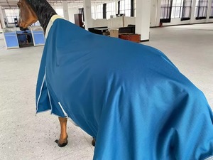 Couverture équestre de haute qualité pour chevaux, fabriquée par le fabricant, pour la course, hiver, été, en tissu polaire, avec options de rembourrage en coton. - Product Image 5