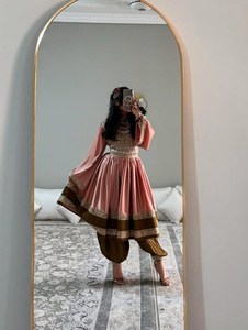 Nouvelle Arrivée Robes de Mariage Afghanes Kuchi Modernes Noires à Coupe Trapèze Longueur Genou Broderie Tribale Multicolore Faite à la Main en Dentelle - Product Image 3