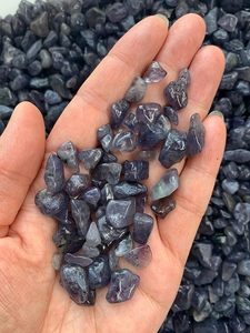 Vente en gros de gravier de cristal d'iolite poli gravé de 3-5 mm, pierre de guérison en vrac pour la décoration intérieure, thème ange, AMAYRA CRYSTALS EXPORTS - Product Image 2