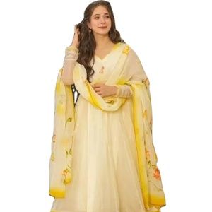 Nouvelle arrivée Robe traditionnelle pour femmes en coton pur brodé Cambric Jaune clair Col en V Salwar Kameez pakistanais Vêtement de fête - Product Image 1