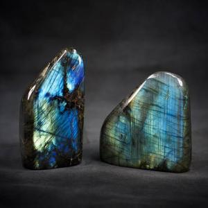 Pierre de guérison en cristal de puissance, labradorite naturelle de forme libre, ornement flamme Feng Shui gravé au laser violet pour la décoration intérieure - Product Image 2