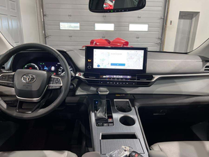 Toyota Sienna XLE 2025 Usada en Buen Estado, Híbrida, 7 Pasajeros, Tracción Delantera, Automática, Asientos de Cuero, Encendido Remoto, Bluetooth, Tercera Fila de Asientos - Product Image 6