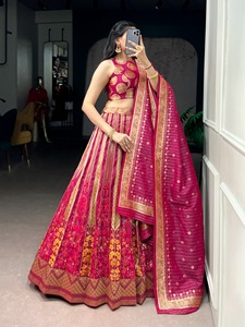 ชุดเลเฮนกาโชลีผ้าไหมบานาราซีลายปักดิ้นทองสวยงามหรูหรา สำหรับงานแต่งงาน งานเฉลิมฉลอง และโอกาสพิเศษ - Product Image 3