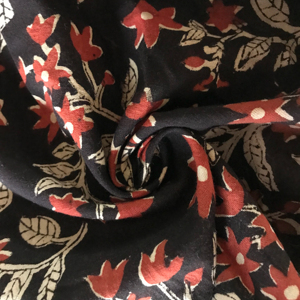 Tissu en coton imprimé à la main avec un motif floral rouge sur fond noir - Product Image 2