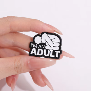 Spilla da Bavero Personalizzata a Forma di Lettera: Divertente e Creativa, Badge in Metallo con Scritta 'I Am an Adult' Personalizzabile - Product Image 1