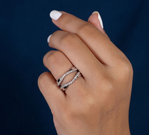 Bague de mariage moderne en or 14 carats pour femme, diamant de laboratoire torsadé, taille brillant rond 0,44 carat, plaqué rhodium, 3,00 g - Product Image 5