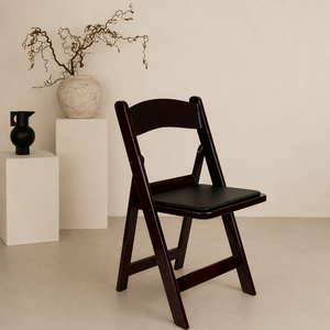 Chaise pliante d'extérieur confortable en résine d'acajou pour repas, élégance classique moderne, résistante à l'eau pour mariages et banquets - Product Image 1
