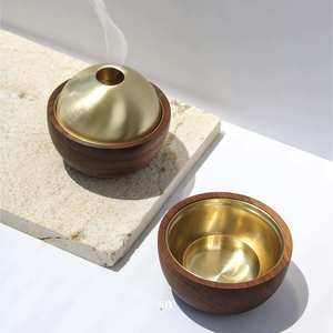 Encensoir en métal doré de luxe, style château, pour Bakhoor, avec base en bois côtelée et découpes complexes, vente en gros - Product Image 4