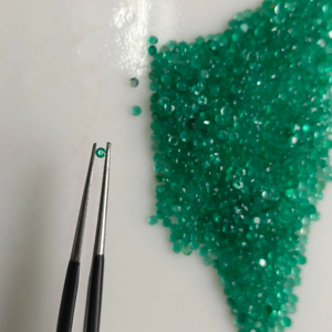 พลอยออนิกซ์สีเขียวธรรมชาติ 1.5 มม. ทรงกลมเจียระไนแบบบริลเลียนท์ คุณภาพดีที่สุด พลอยหลวมสำหรับทำเครื่องประดับ รีดดิ้งเมาน์เทน เจมส์ R1GORDCT15 - Product Image 1