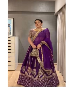 ชุดเลเฮนกาโชลีผ้าไหมชีนอนสำหรับงานแต่งงาน งานเลี้ยง และงานเฉลิมฉลองสำหรับผู้หญิง พร้อมผ้าคลุมไหล่ปักลาย ชุดพื้นเมือง - Product Image 1