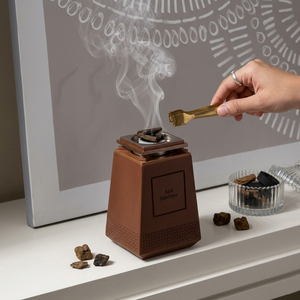 Brûleur Mubkhar en bois avec revêtement en cuir moderne, forme carrée conique, finition brun riche et détails texturés géométriques pour les parfums - Product Image 5