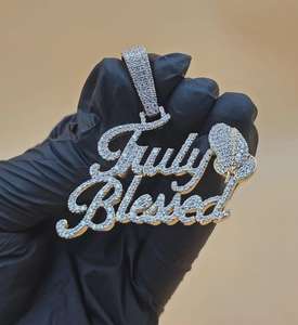 Colgante de Letra 'Truly Blessed' en Plata 925 con Moissanita de Corte Brillante Redondo, Chapado en Oro de 18K, Joyería Unisex con Temática Hip Hop - Product Image 2