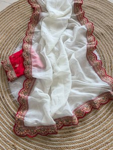 Sari blanc en chiffon premium croustillant avec broderie contrastante en sequins, dentelle jacquard et blouse Butti brodée à festons, modèle de créateur - Product Image 6