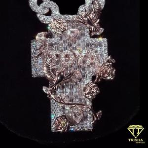 Collier pendentif croix de luxe en moissanite sertie de pierres, avec accents de roses, d'ailes d'ange et de cœurs, bijoux de mode hip-hop - Product Image 5