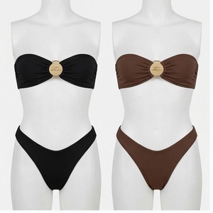 Ensemble bikini bandeau de couleur unie pour femmes, avec détail bouton torsadé sur le devant, bas de maillot de bain extensible, deux pièces - Product Image 1