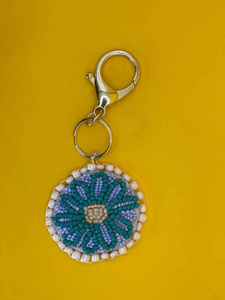 Porte-clés Écologique en Perles de Rocaille Brodé à la Main Style Classique Artistique et Durable pour Décoration de Remise de Diplôme et Fête Nationale Tendance - Product Image 4