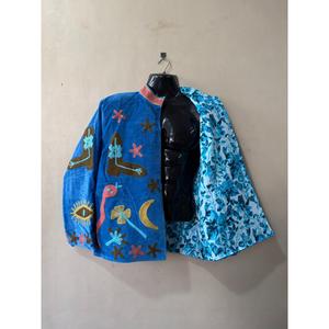 Chaqueta Bomber de Terciopelo Bordada a Mano con Cuello Mandarín, Manga Larga, Patrones Florales Azules, Corta y Ecológica - Product Image 5