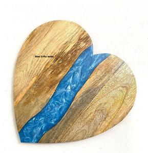 Planche à découper rectangulaire artisanale de grande taille en bois et résine, plateau de service pour charcuterie et fromages - Product Image 3