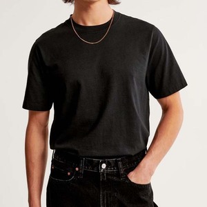 เสื้อยืดคอกลมแขนสั้นสีดำสำหรับผู้ชาย ผ้าฝ้าย 100% ทรงลำลอง พิมพ์ลายโลโก้ด้านหน้า ทรงปกติ ผ้าถัก น้ำหนัก 180 กรัม เป็นมิตรกับสิ่งแวดล้อม - Product Image 4