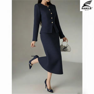 ชุดกระโปรง OEM แบบยั่งยืนสำหรับผู้หญิง เสื้อครอปท็อปมีฮู้ดพร้อมลายพิมพ์โลโก้ลำลอง ชุดกระโปรงครอปท็อปมีฮู้ดสำหรับฤดูหนาว - Product Image 2