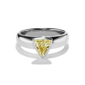 Bague solitaire moderne triangulaire unique en or blanc 14 carats avec diamant de laboratoire jaune taille trillon, bijou raffiné, cadeau d'anniversaire - Product Image 1