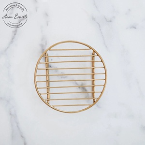 Dessous de plat rond en métal doré résistant à la chaleur et design robuste pour table à manger de cuisine et décoration intérieure moderne - Product Image 1