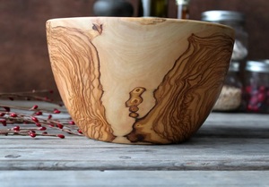 Bol à salade en bois fait main - Cadeau de cuisine personnalisé, écologique et durable pour elle, pour lui, anniversaire, mariage - Product Image 1