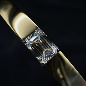 Bracelet manchette élégant en or massif 10 carats avec diamant émeraude de laboratoire certifié IGI 1,5 carat - Product Image 6