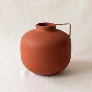 Vase à fleurs en terre cuite artisanal, doté d'un corps rond et d'une poignée latérale au design moderne, pour une décoration intérieure élégante. - Product Image 1
