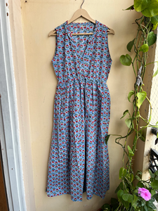 เดรสพิมพ์ลายบล็อกมือแบบฮิตขายดีปี 2026 คอวี แขนกุด สไตล์อินเดีย ผ้าฝ้ายอินเดีย ชุดยาวสำหรับผู้หญิง - Product Image 4