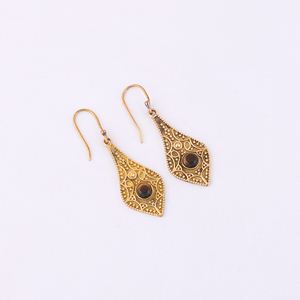 Boucles d'oreilles créoles Luxvory pour femme en laiton filigrané avec œil de tigre plaqué or, cadeau tendance de Jaipur, Inde, 47x10MM - Product Image 1