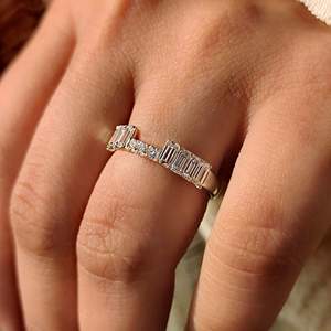 Bague ouverte en moissanite taille émeraude pour femme - Product Image 3