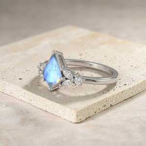 Bague en argent sterling 925 avec pierre de lune taille cerf-volant, bague de fiançailles minimaliste en pierre de lune naturelle, cadeau pierre de naissance de juin - Product Image 3