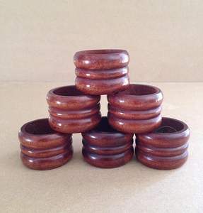 Precioso anillo de servilleta de madera hecho a mano, atractiva presentación para la mesa en una fiesta familiar. - Product Image 2