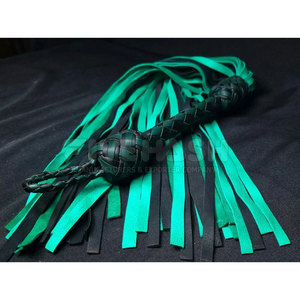 Flogger de cuero de estilo clásico con correas largas y flexibles y mango de agarre firme, diseñado para mayor resistencia y durabilidad. - Product Image 5