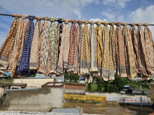 Sarong imprimé à la main de qualité boutique, en coton, pour femme, élégant, idéal comme paréo de plage, par un exportateur spécialisé dans les articles imprimés à la main. - Product Image 4