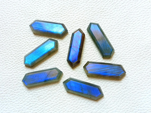 Piedra preciosa de labradorita azul fuego, hexagonal, facetada, con reverso plano, forma alargada, suelta, para la fabricación de joyas, colgantes y manualidades. - Product Image 4