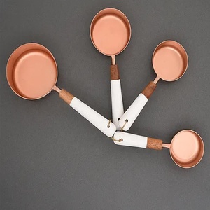 Ensemble de serveurs à salade en laiton doré gaufré de nombreux autres modèles de feuilles dorées à poignée faite à la main en acier inoxydable et en argent - Product Image 3