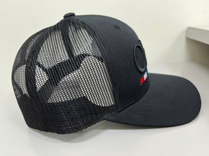 Gorra de malla blanca de 6 paneles, estructurada, con bordado ajustable, estilo vintage minimalista, unisex, para uso diario, producida en Vietnam, para adultos. - Product Image 4