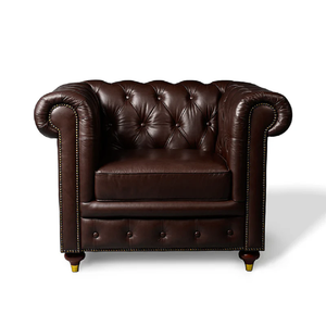 Fauteuil Chesterfield vintage de luxe en cuir marron, avec accoudoirs roulés et capitonnage, pour salon ou bureau - Product Image 1