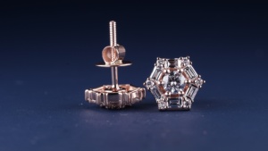 Boucles d'oreilles de luxe en or massif 14 carats avec diamants de laboratoire, design classique taille brillant, pour un style quotidien et une touche de mode. - Product Image 5