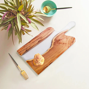 Planche à charcuterie artisanale en bois d'acacia et résine époxy, durable, résistante au lave-vaisselle, pour servir et couper le fromage, le pain, les fruits - Product Image 6