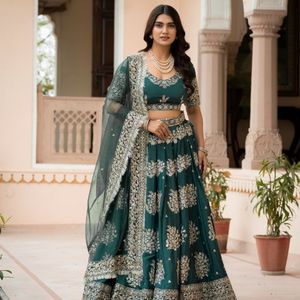 Conjunto de Lehenga de Crepé Francés Bordado Moderno en Verde Esmeralda, Dupatta Floral, Blusa con Cuello en V, Ropa de Fiesta de Boda para Mujer - Product Image 2