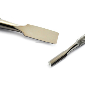 Empujador de Cutículas de Doble Punta de Acero Inoxidable Quirúrgico de Precisión Mundial con Empuñadura Moleteada, Herramienta de Manicura y Pedicura, Color Plata, Caja de Calidad - Product Image 6